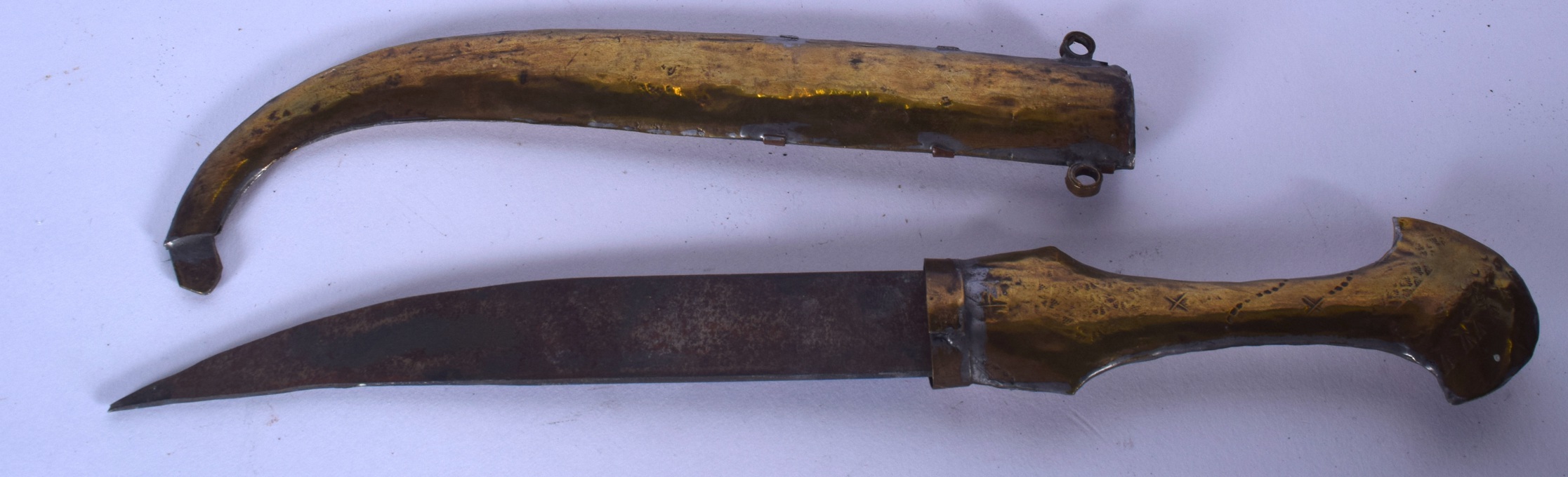 A 20TH CENTURY EASTERN DAGGER, formed with curved blade. 36 cm long. - Bild 2 aus 2