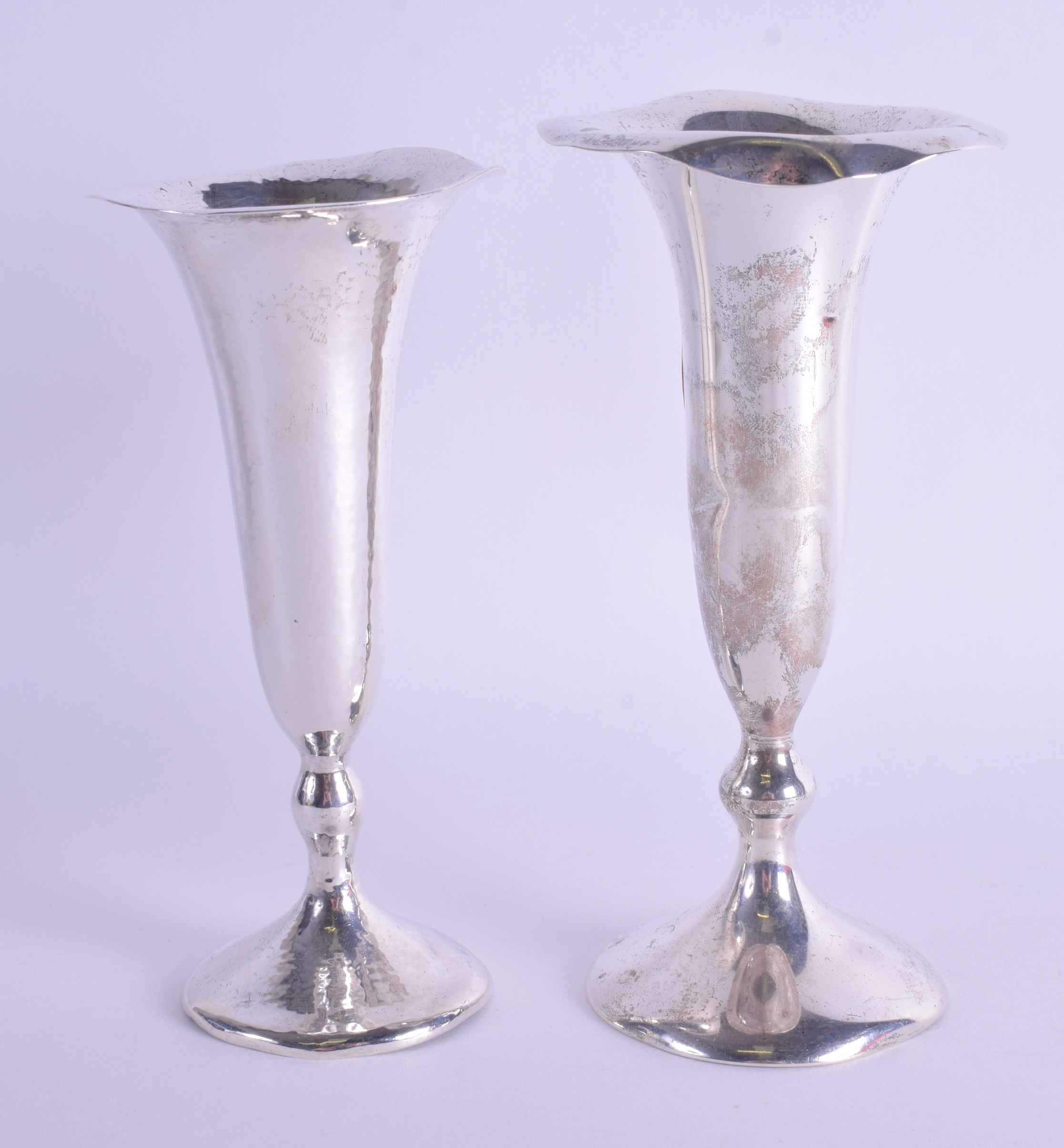 TWO AMERICAN SHREVE & CO ART DECO HAMMERED SILVER GOLFING TROPHY VASES. 11.6 oz (loaded). 16 cm high - Bild 2 aus 4