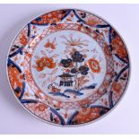 AN 18TH CENTURY CHINESE EXPORT IMARI DISH painted with foliage. 22 cm diameter.