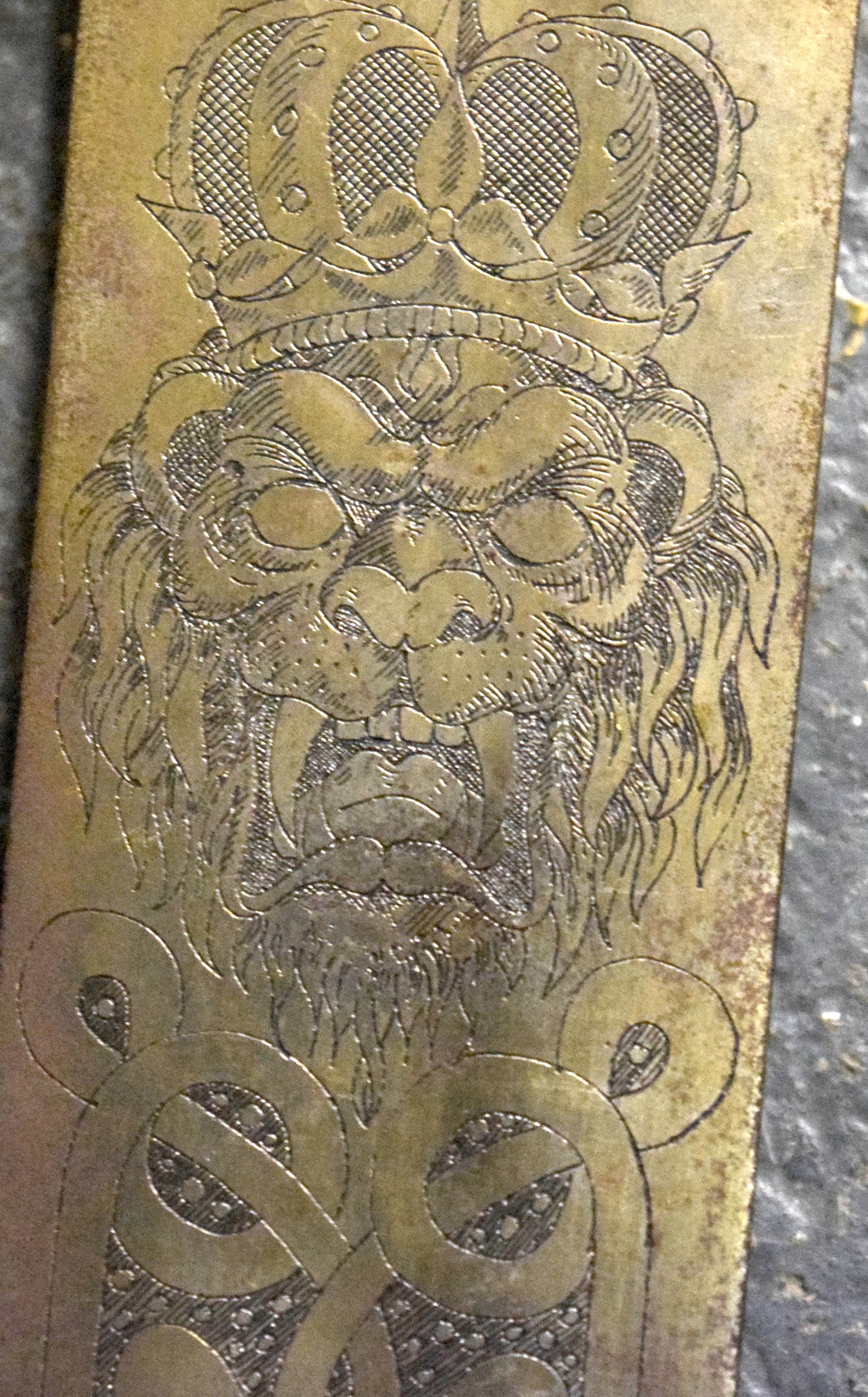 A EUROPEAN LONG SWORD, etched with the face of a roaring lion. 104 cm long. - Bild 3 aus 3