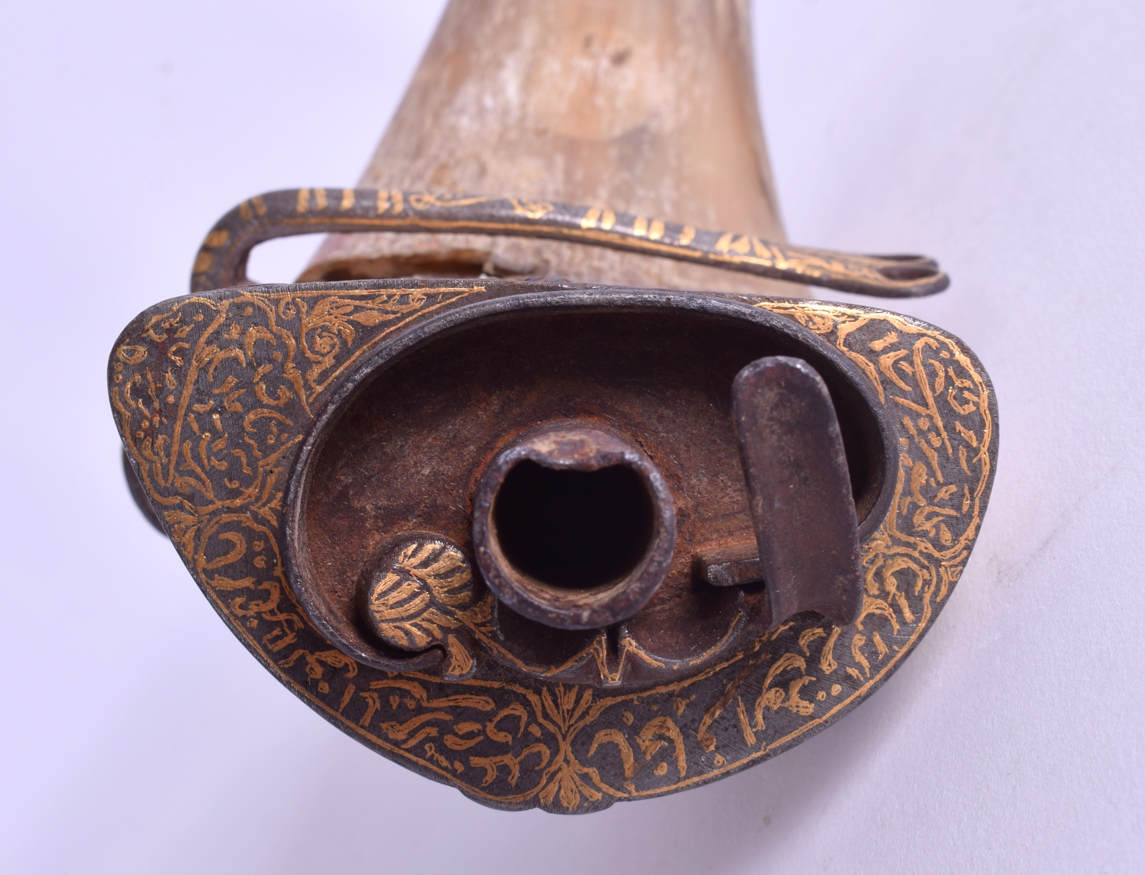 AN INDO PERSIAN GOLD INLAID STEEL POWDER FLASK decorated with script and foliage. 24 cm long. - Bild 3 aus 4