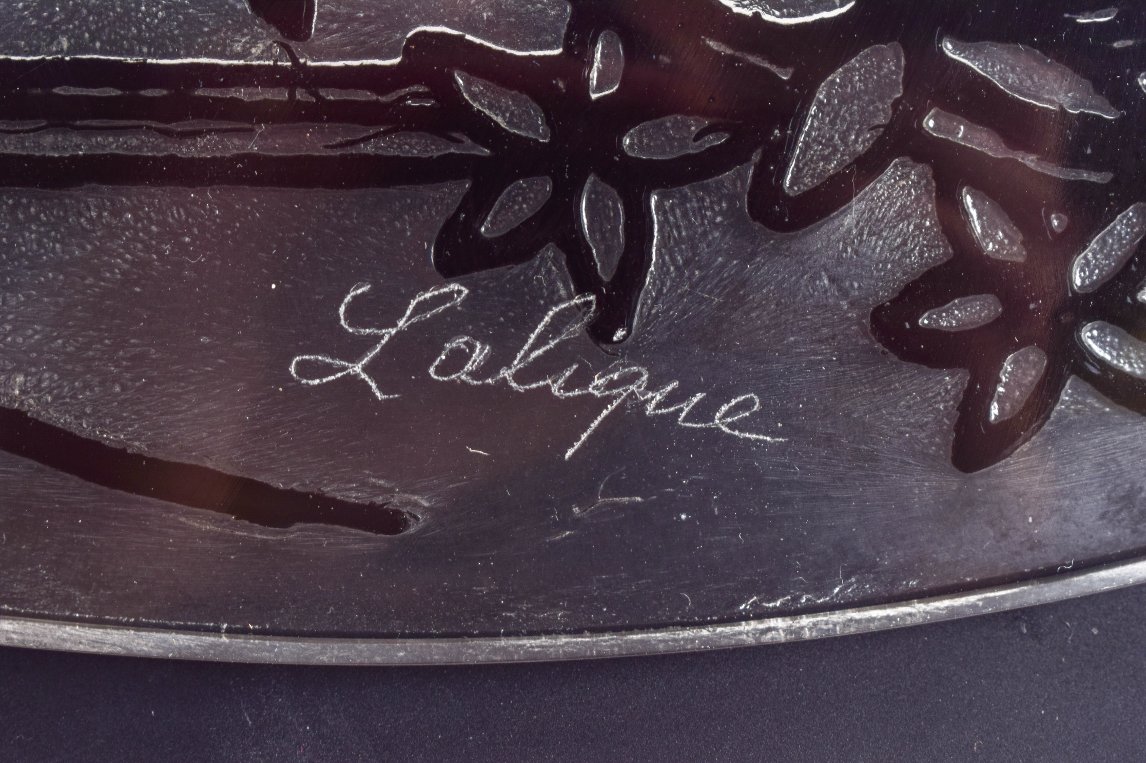 AN UNUSUAL FRENCH LALIQUE GLASS DISH decorated with two love birds amongst foliage. 36 cm diameter. - Bild 3 aus 3