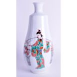 AN EARLY 20TH CENTURY JAPANESE TAISHO PERIOD KAKIEMON VASE painted with a geisha in flowing robes. 2