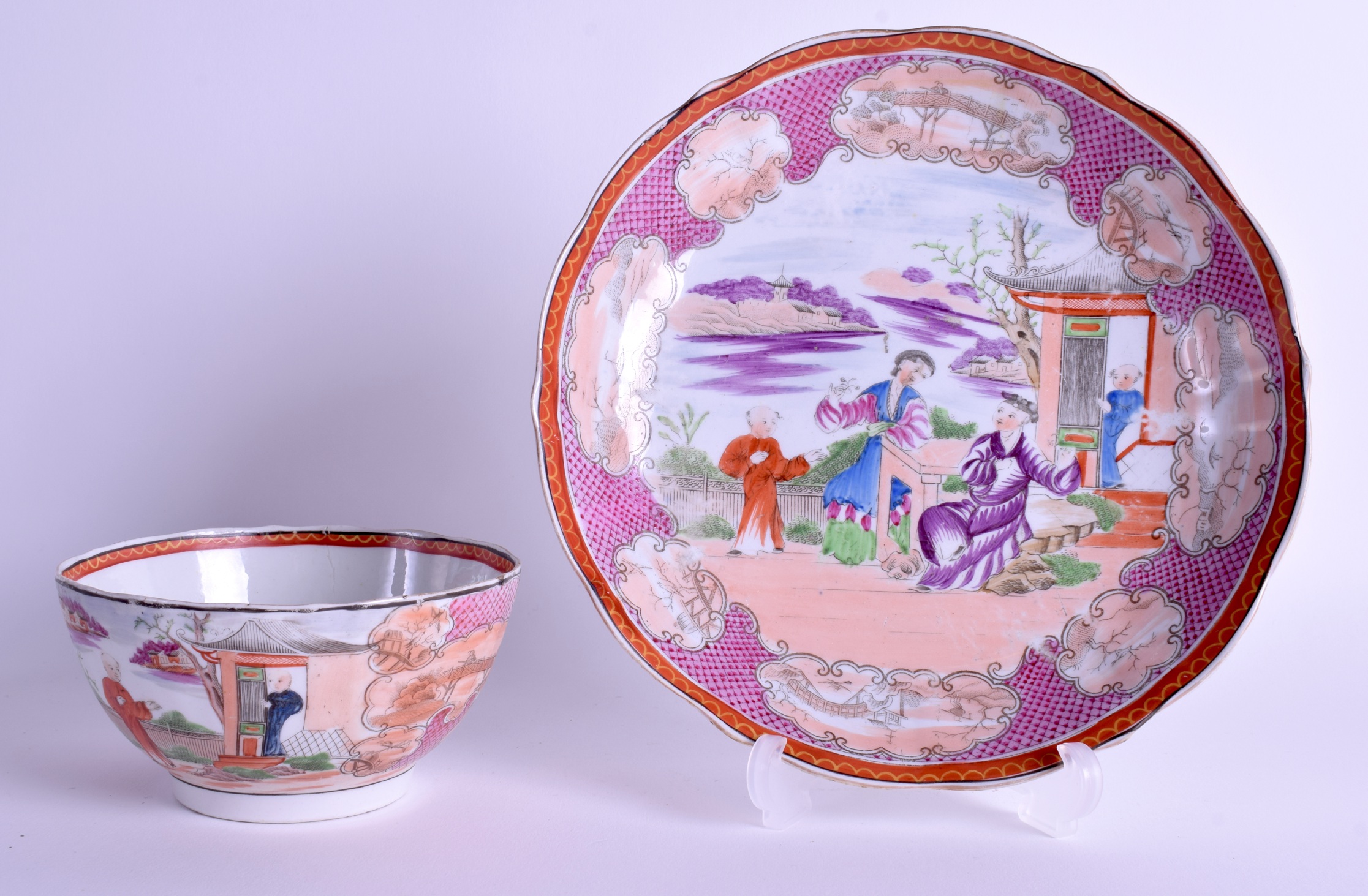 AN 18TH CENTURY NEWHALL PATTERN 495 SCALLOPED BOWL together with a matching dish. 18 cm & 10 cm wide