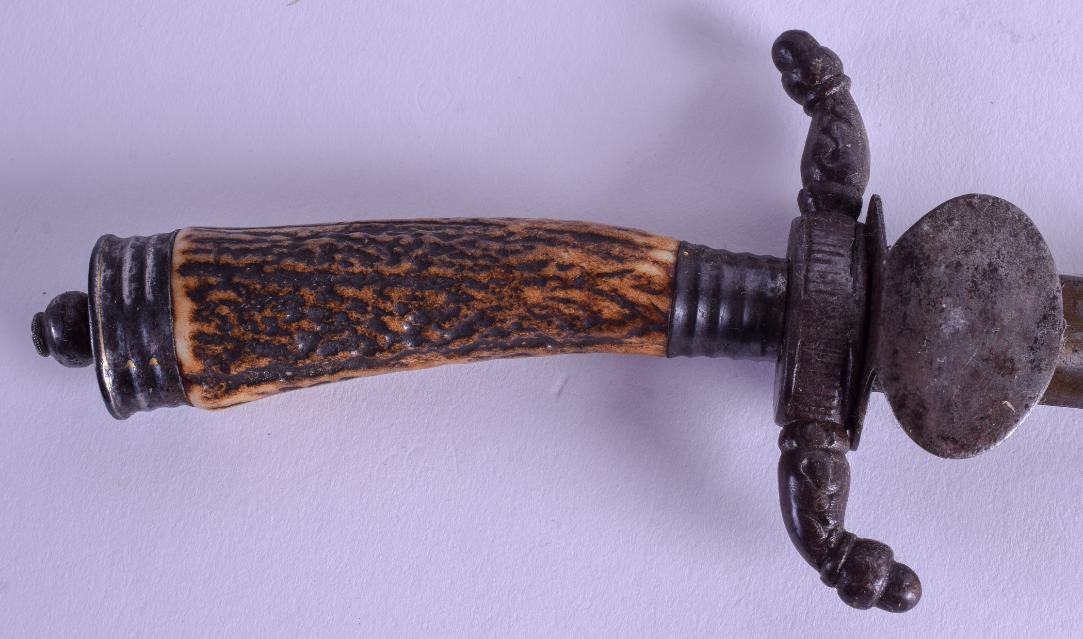 TWO SMALLER ANTIQUE GERMAN ANTLER HORN HANDLED SWORDS one with shell cap to scabbard. 50 cm & 53 cm - Bild 5 aus 5