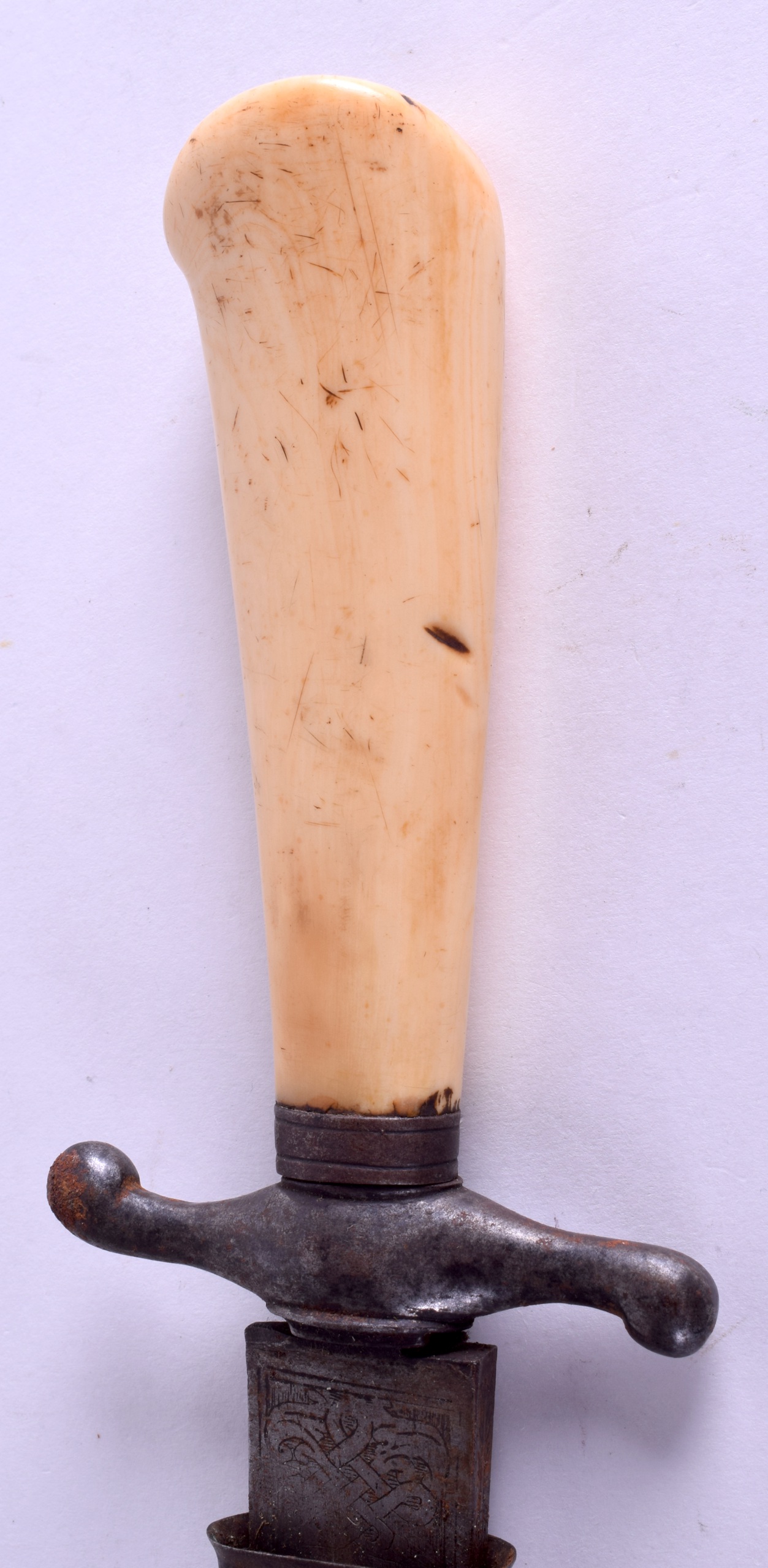 A 19TH CENTURY CARVED IVORY HANDLED STEEL KNIFE engraved with foliage and vines. 57 cm long. - Bild 3 aus 5