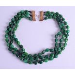AN EARLY 20TH CENTURY CHINESE 18CT GOLD AND JADEITE NECKLACE. 50 cm long overall.