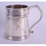 A GEORGE III STYLE SILVER MUG by T Bradbury. Sheffield 1924. 8 oz. 10 cm high.