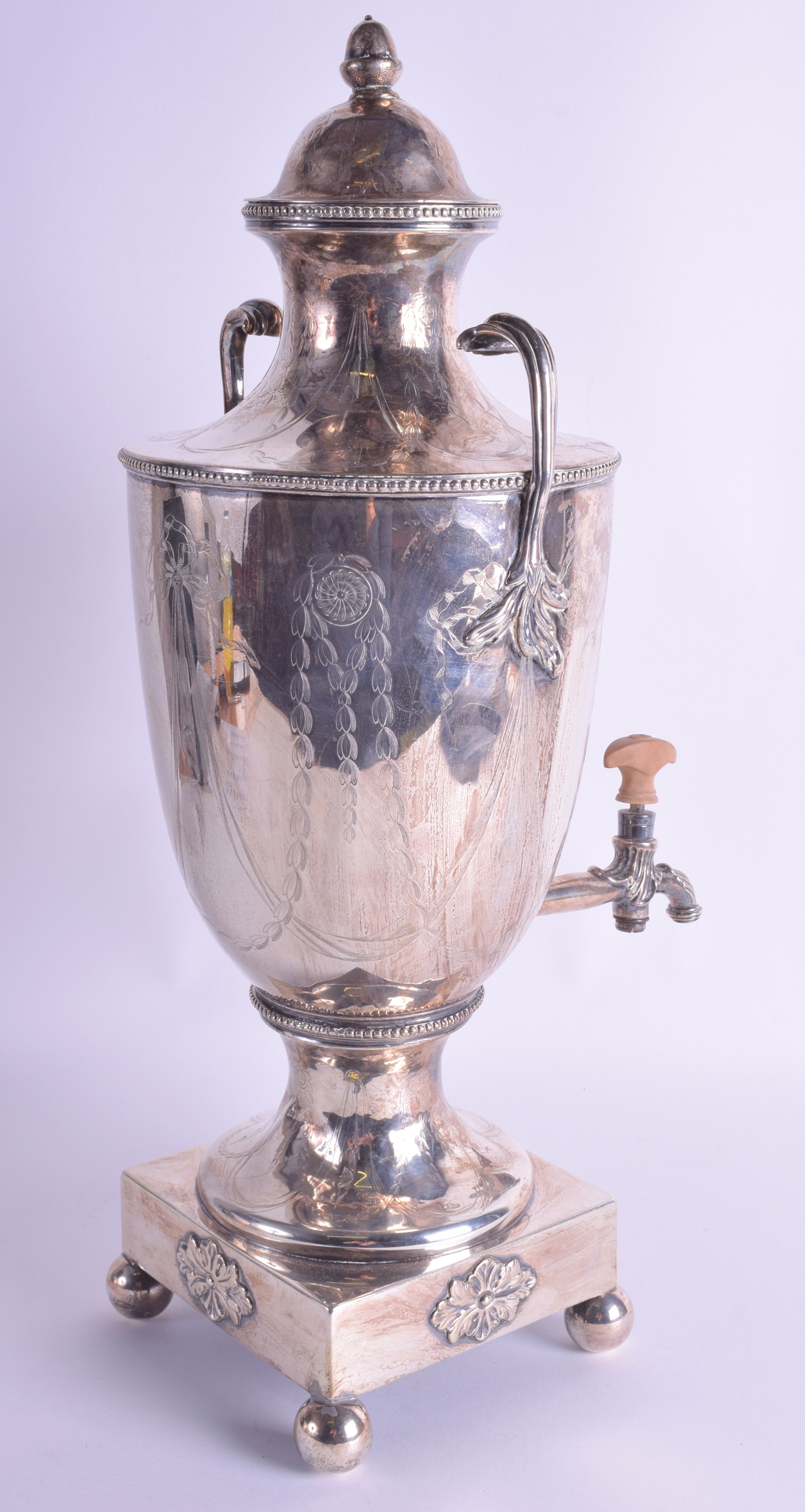 A LARGE GEORGE III SILVER TEA URN decorated with a central crest and floral bands. 54.7 oz. 48 cm x - Bild 2 aus 2