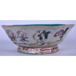 AN EARLY 20TH CENTURY CHINESE FAMILLE ROSE PORCELAIN LOBED PEDESTAL BOWL, PAINTED WITH FOWL AMONGST