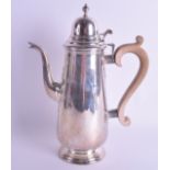 A MODERN SILVER COFFEE POT by Haviland-Bye. Sheffield 1967. 30 oz. 28.5 cm high.