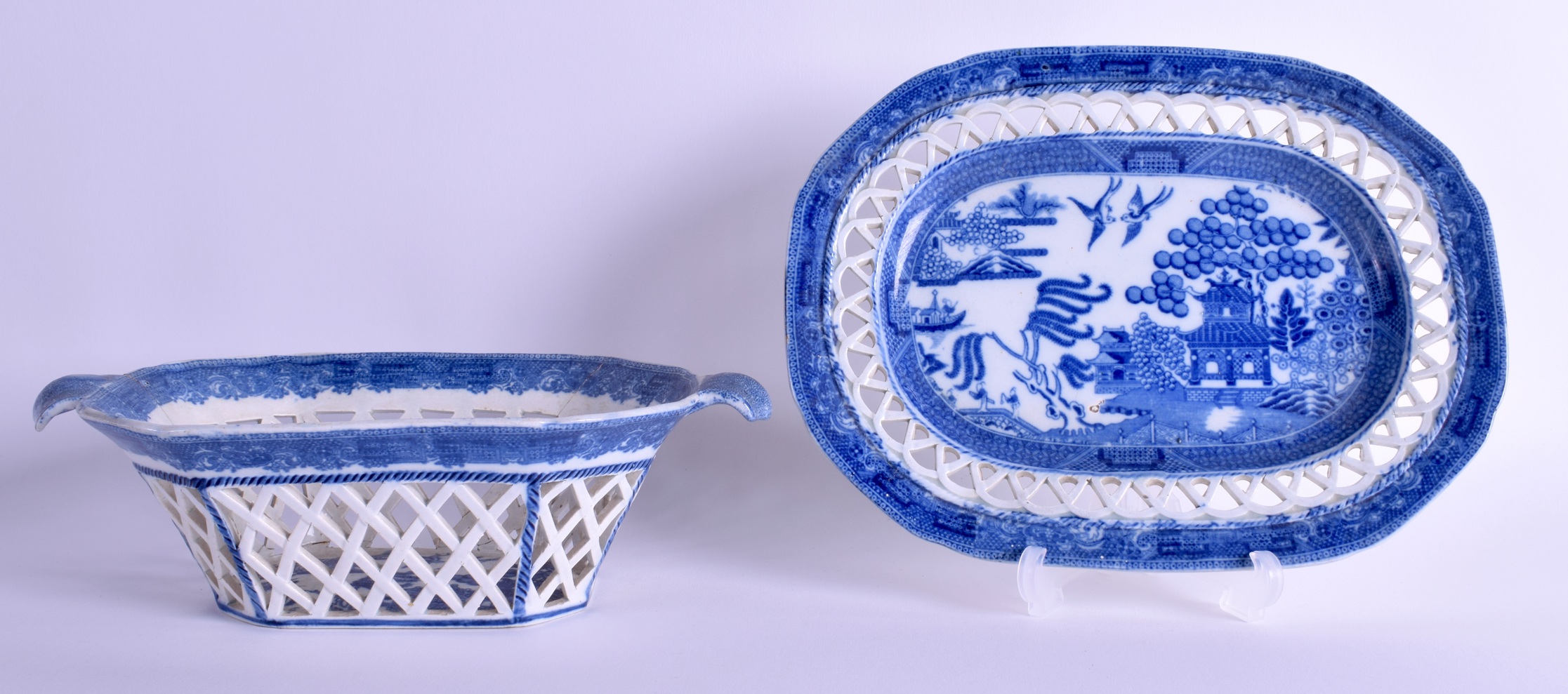 AN EARLY 19TH CENTURY BLUE AND WHITE CHESTNUT BASKET with matching stand. 24 cm wide. (2)