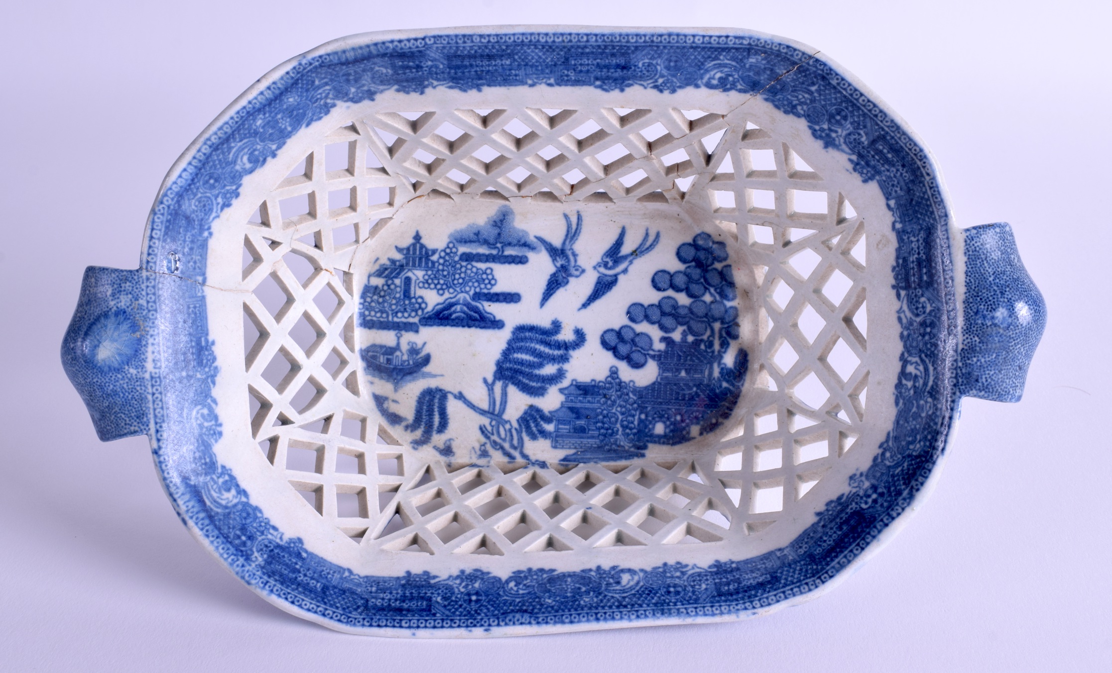 AN EARLY 19TH CENTURY BLUE AND WHITE CHESTNUT BASKET with matching stand. 24 cm wide. (2) - Image 3 of 4