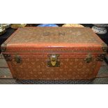 A FRENCH LOUIS VUITTON STYLE TRAVELLING CASE with unusual outer design. 62 cm x 30 cm x 35 cm.