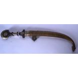 AN MID 20TH CENTURY ISLAMIC DAGGER, formed with a curved blade. 40 cm long.