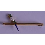 AN EDWARDIAN 15CT GOLD AND ENAMEL BUDGIE BROOCH. 3 grams.