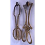 A PAIR OF SECESSIONIST BRASS FIRE TONGS. 27 cm long.