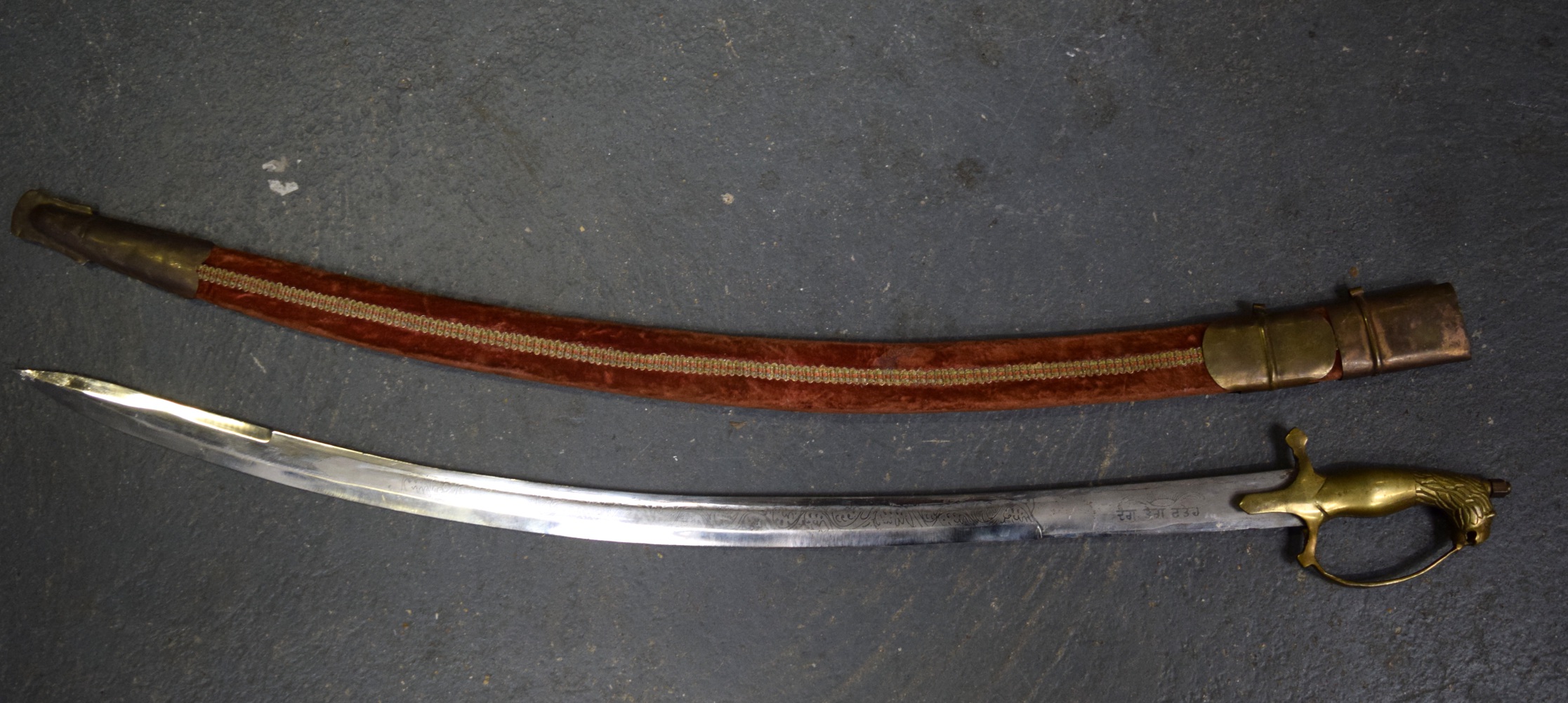 A MID 20TH CENTURY INDIAN SABRE OR SABRE SWORD, formed with beast handle and velvet scabbard. 98 cm - Bild 3 aus 4