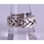 A SILVER TWIST RING. Size S.