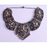 AN UNUSUAL EARLY 20TH CENTURY WHITE METAL TURQUOISE AND GARNET NECKLACE. 18 cm wide.