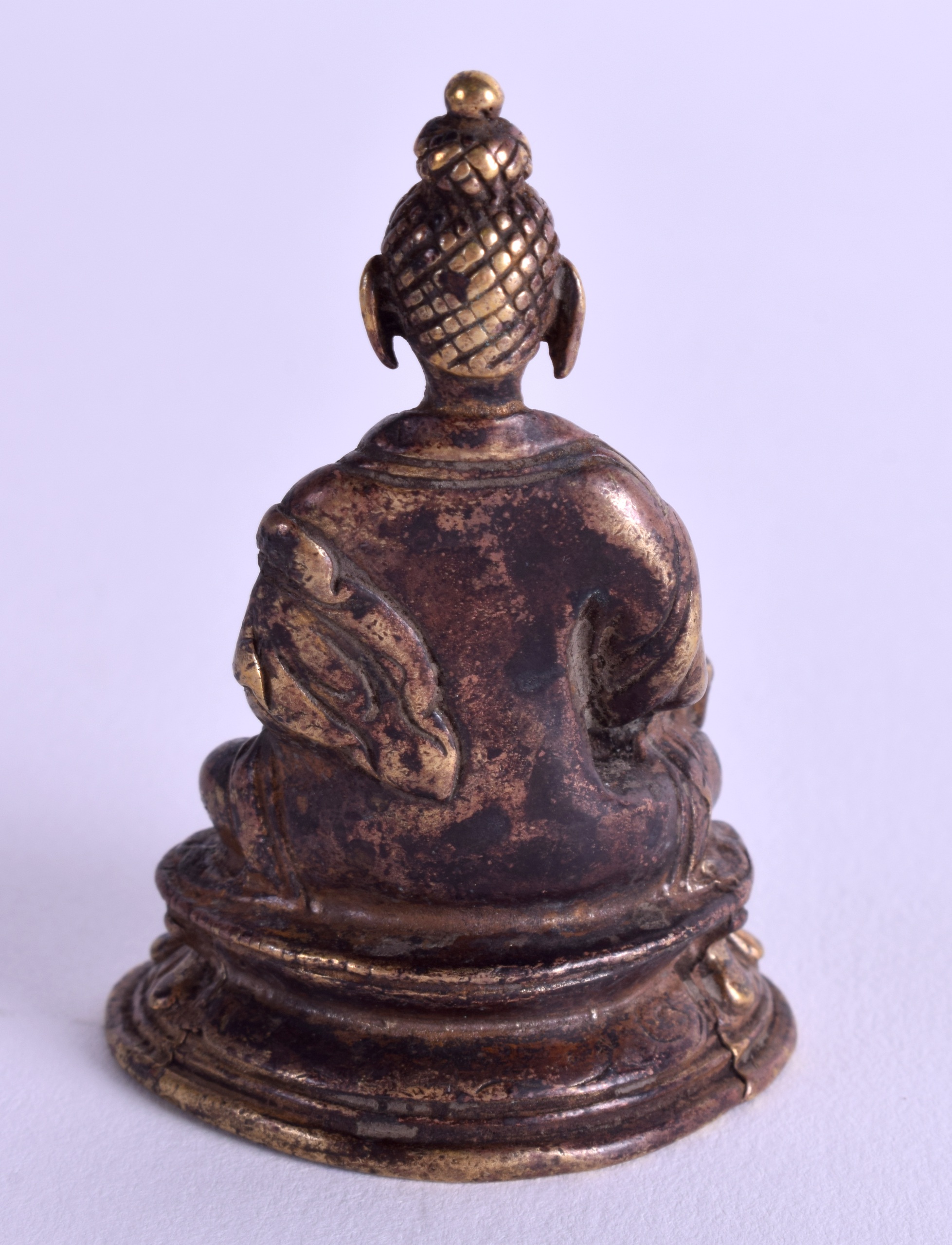 A CHINESE TIBETAN BRONZE FIGURE OF A BUDDHA. 4.5 cm high. - Image 2 of 3