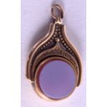 A VICTORIAN 9CT GOLD AND AGATE SWIVEL FOB. 3 cm x 2.25 cm.