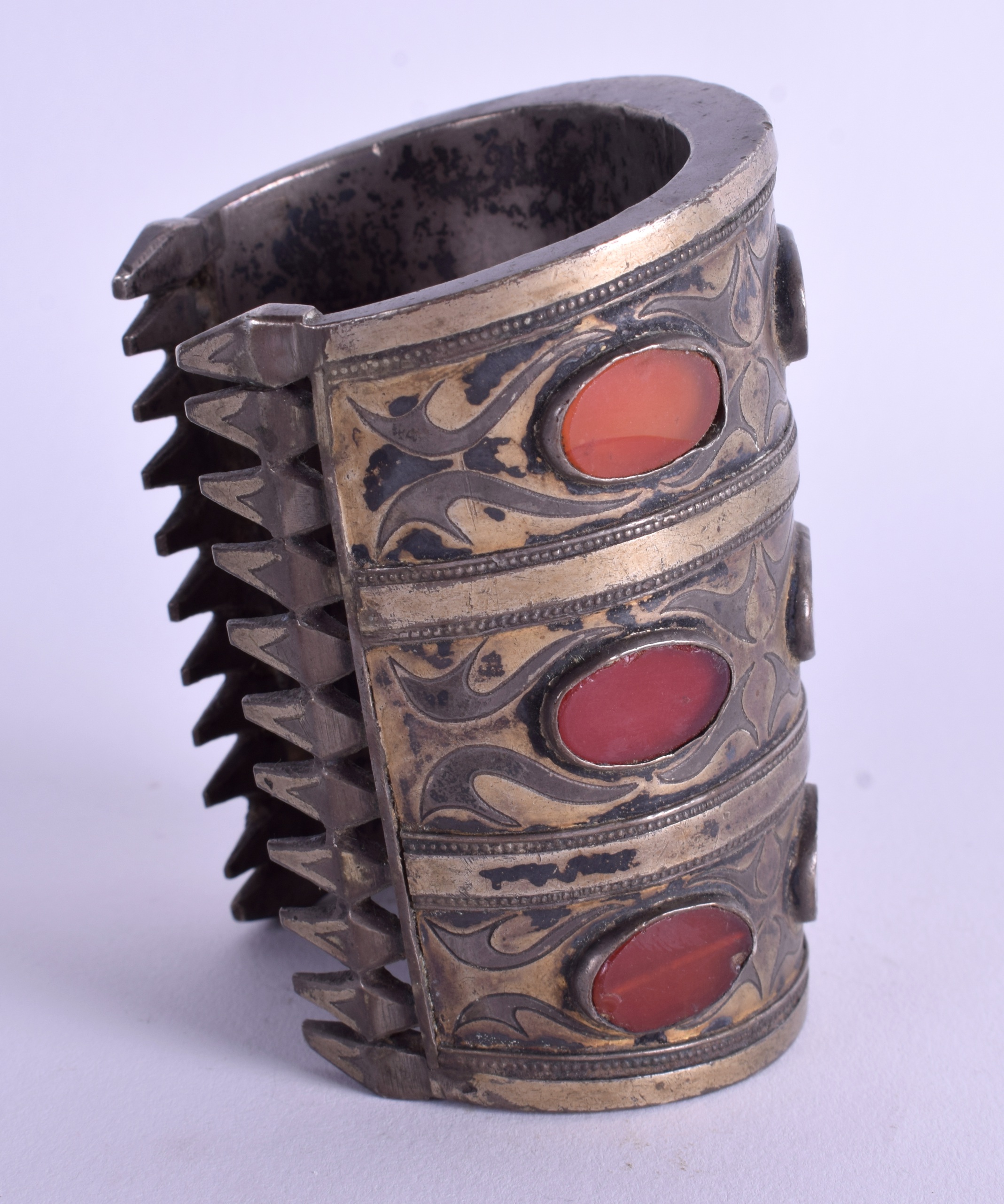 AN EARLY 20TH CENTURY MIDDLE EASTERN AGATE CUFF BANGLE. 9 cm x 7.5 cm. - Image 3 of 3