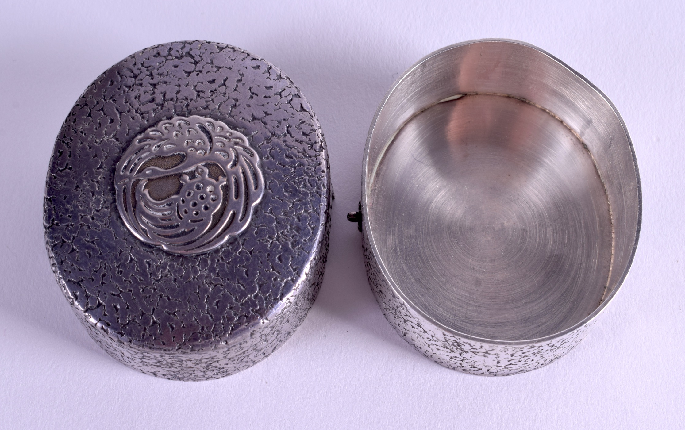 A 19TH CENTURY JAPANESE MEIJI PERIOD SILVER BOX AND COVER decorated with a stylised bird. 118 grams. - Image 3 of 5