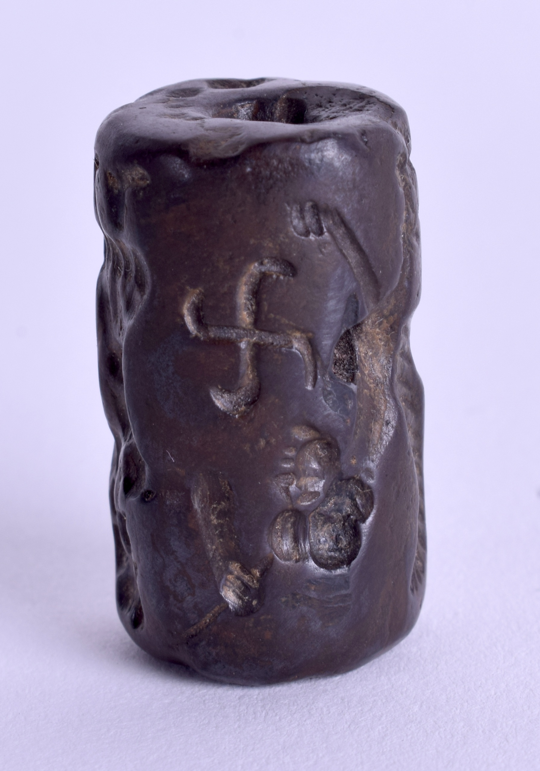 AN UNUSUAL CENTRAL ASIAN CARVED STONE TOGGLE. 2.75 cm high.