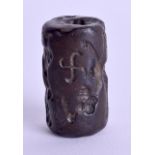 AN UNUSUAL CENTRAL ASIAN CARVED STONE TOGGLE. 2.75 cm high.