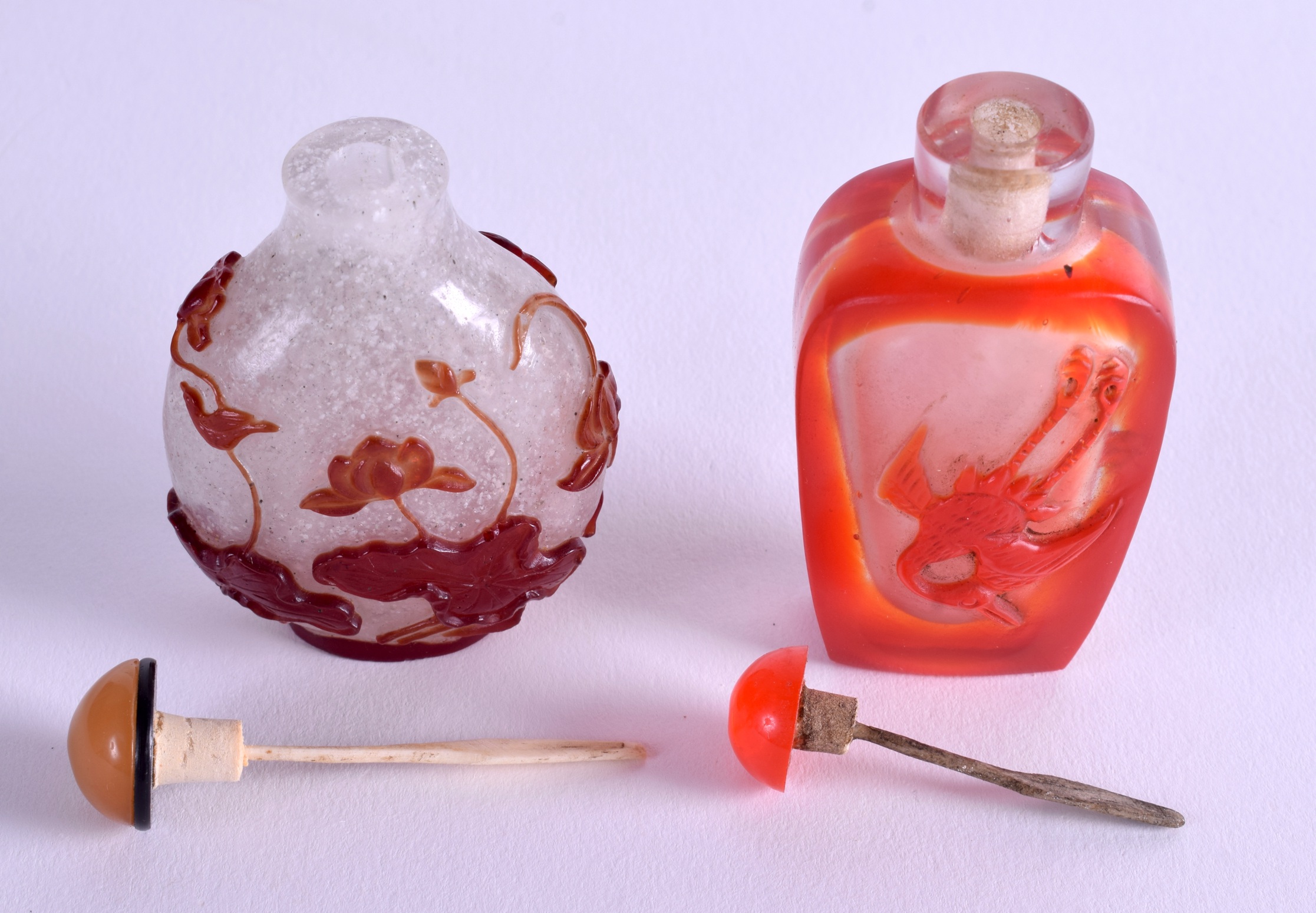TWO CHINESE PEKING GLASS SNUFF BOTTLES. 7 cm & 6.5 cm high. (2) - Image 4 of 4