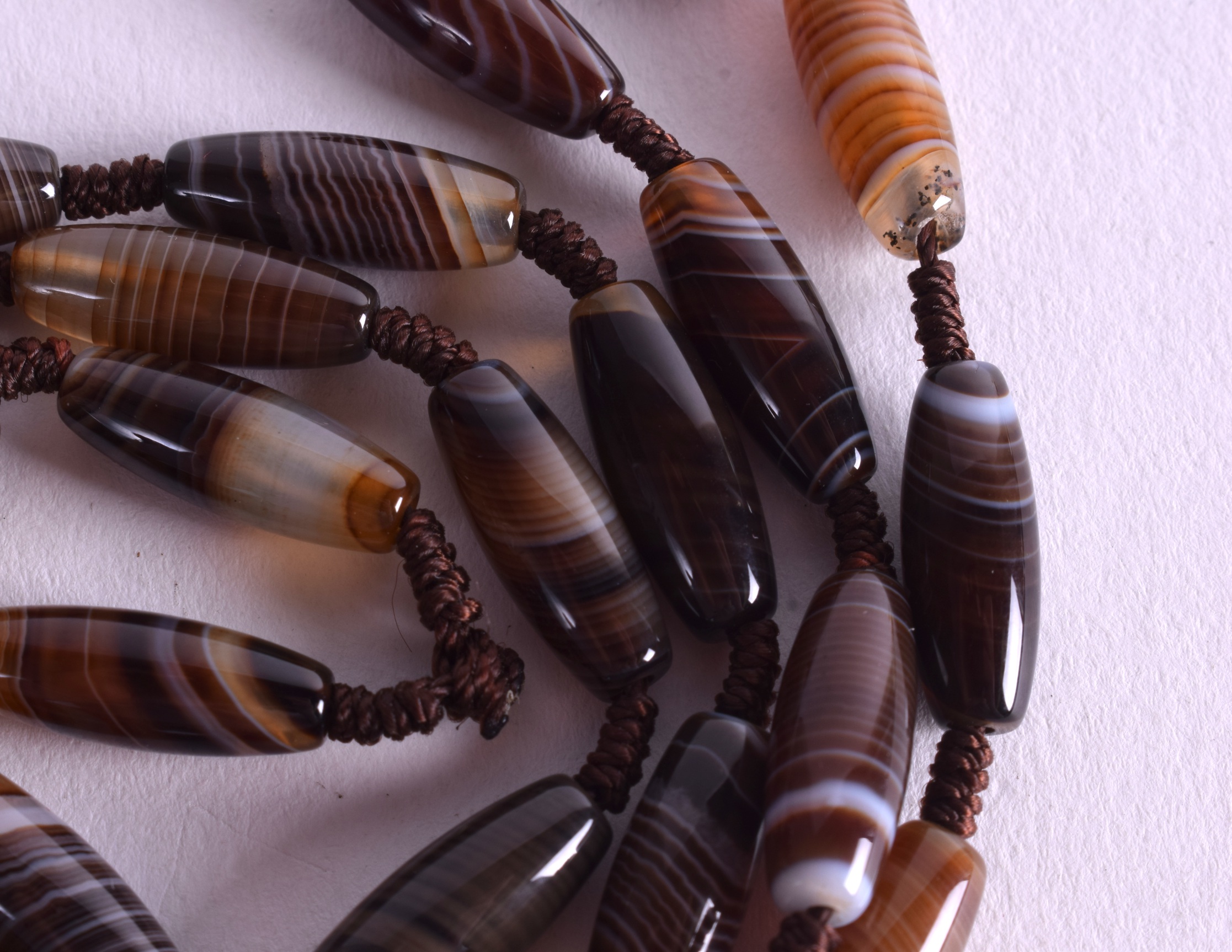 A BANDED AGATE NECKLACE. 56 cm long. - Image 2 of 2