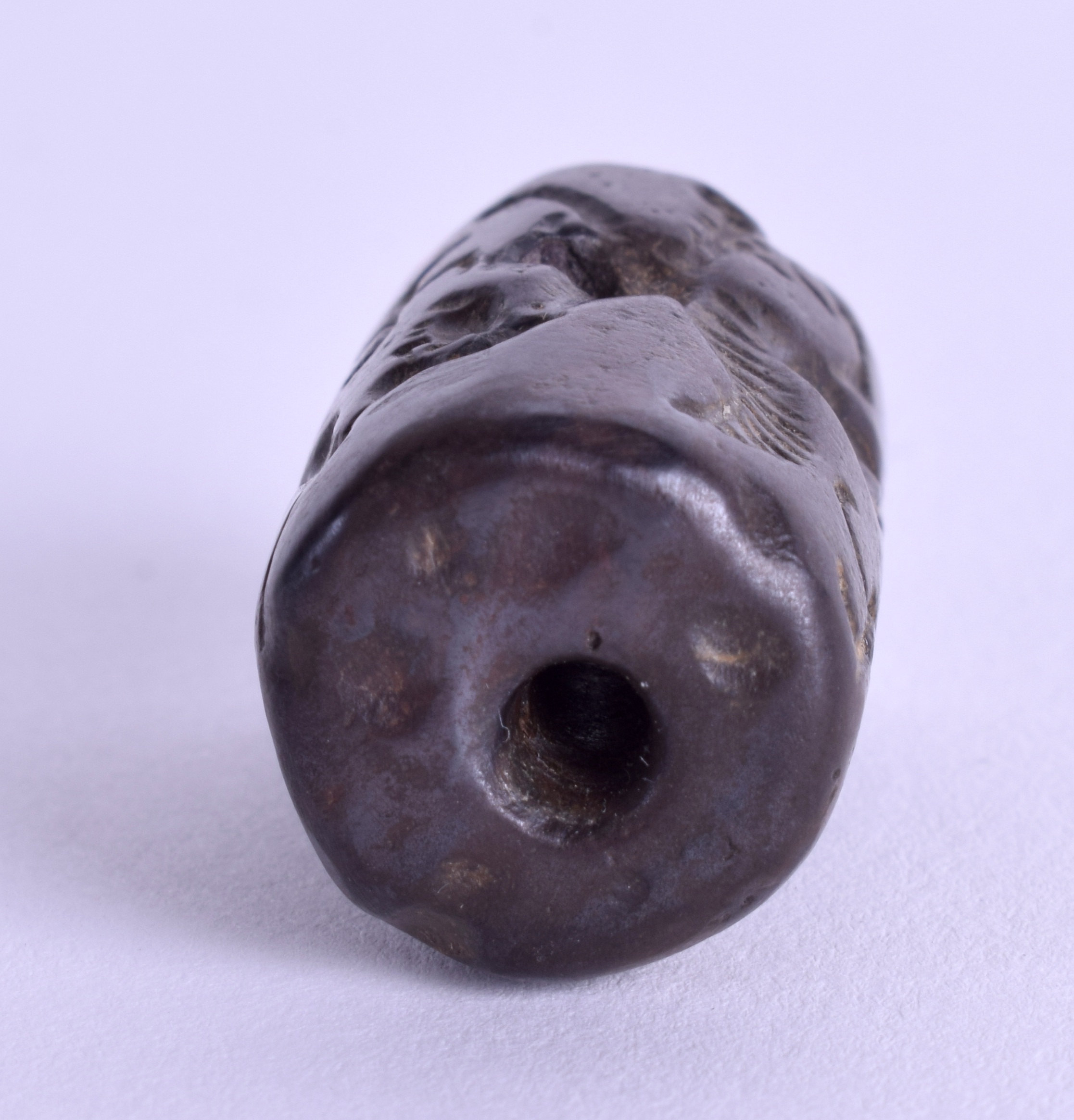 AN UNUSUAL CENTRAL ASIAN CARVED STONE TOGGLE. 2.75 cm high. - Image 4 of 4