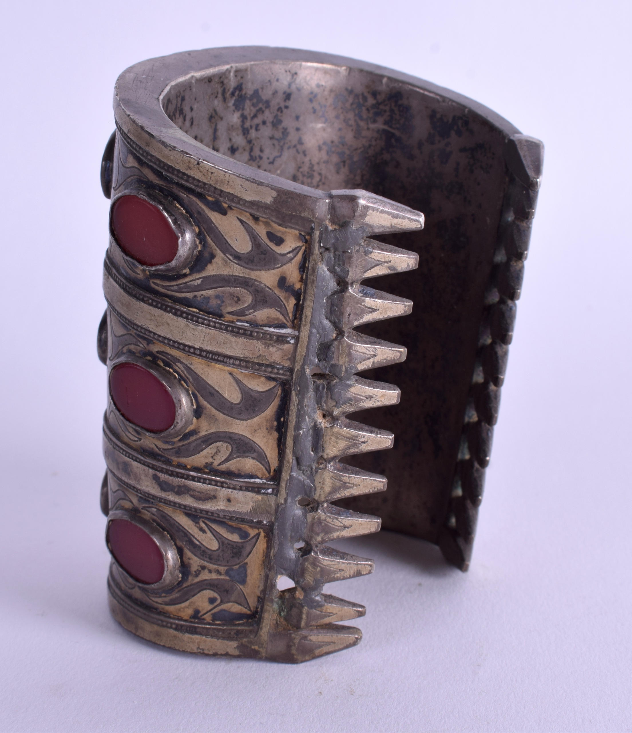 AN EARLY 20TH CENTURY MIDDLE EASTERN AGATE CUFF BANGLE. 9 cm x 7.5 cm. - Image 2 of 3