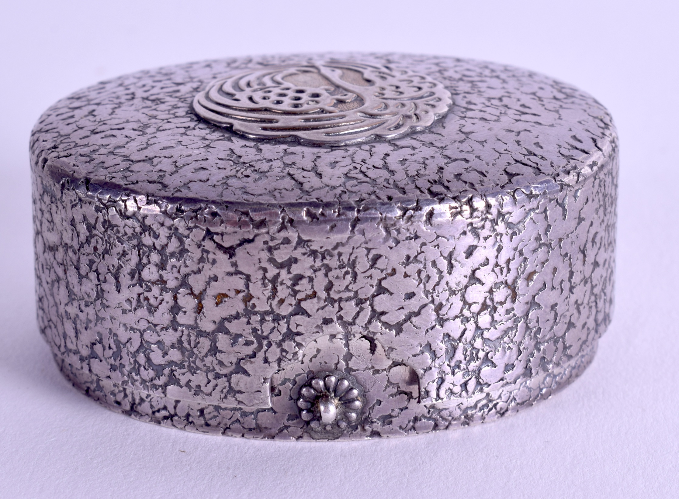 A 19TH CENTURY JAPANESE MEIJI PERIOD SILVER BOX AND COVER decorated with a stylised bird. 118 grams. - Image 2 of 5