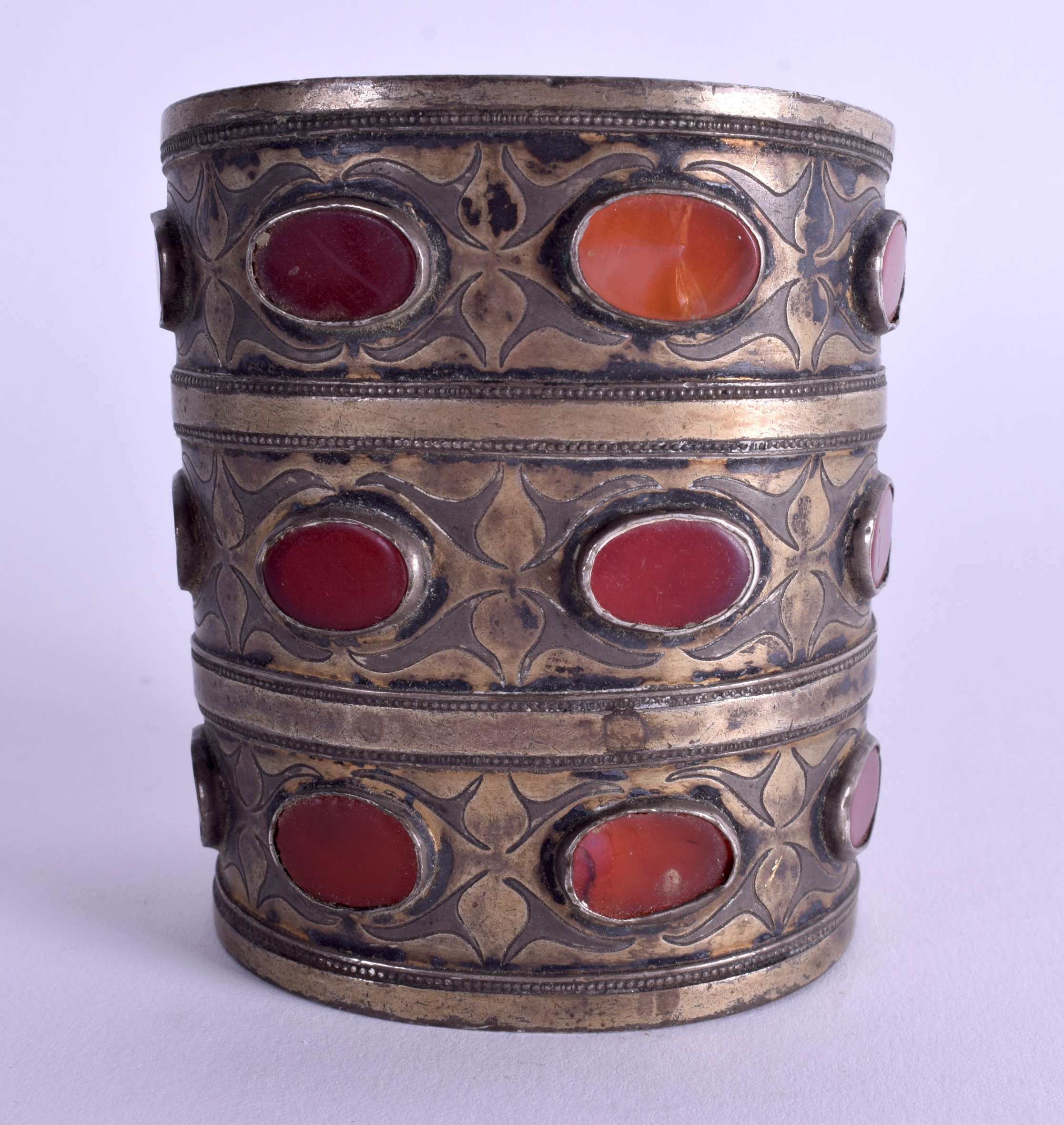 AN EARLY 20TH CENTURY MIDDLE EASTERN AGATE CUFF BANGLE. 9 cm x 7.5 cm.