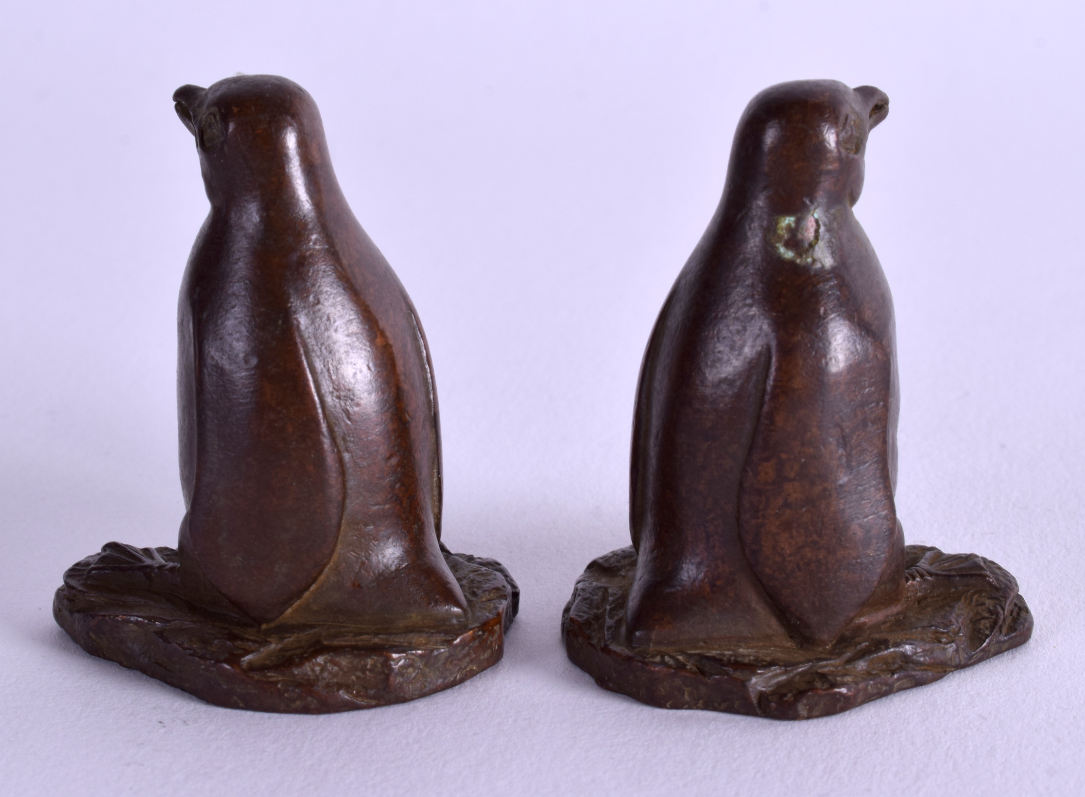 A PAIR OF JAPANESE BRONZE PENGUINS. 4.75 cm high. - Image 2 of 3