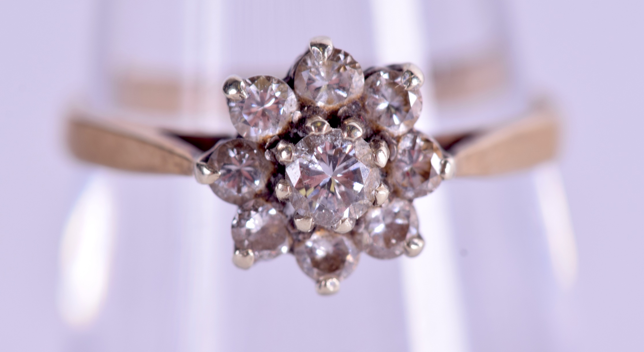 A 9CT GOLD DIAMOND CLUSTER RING. Size L.