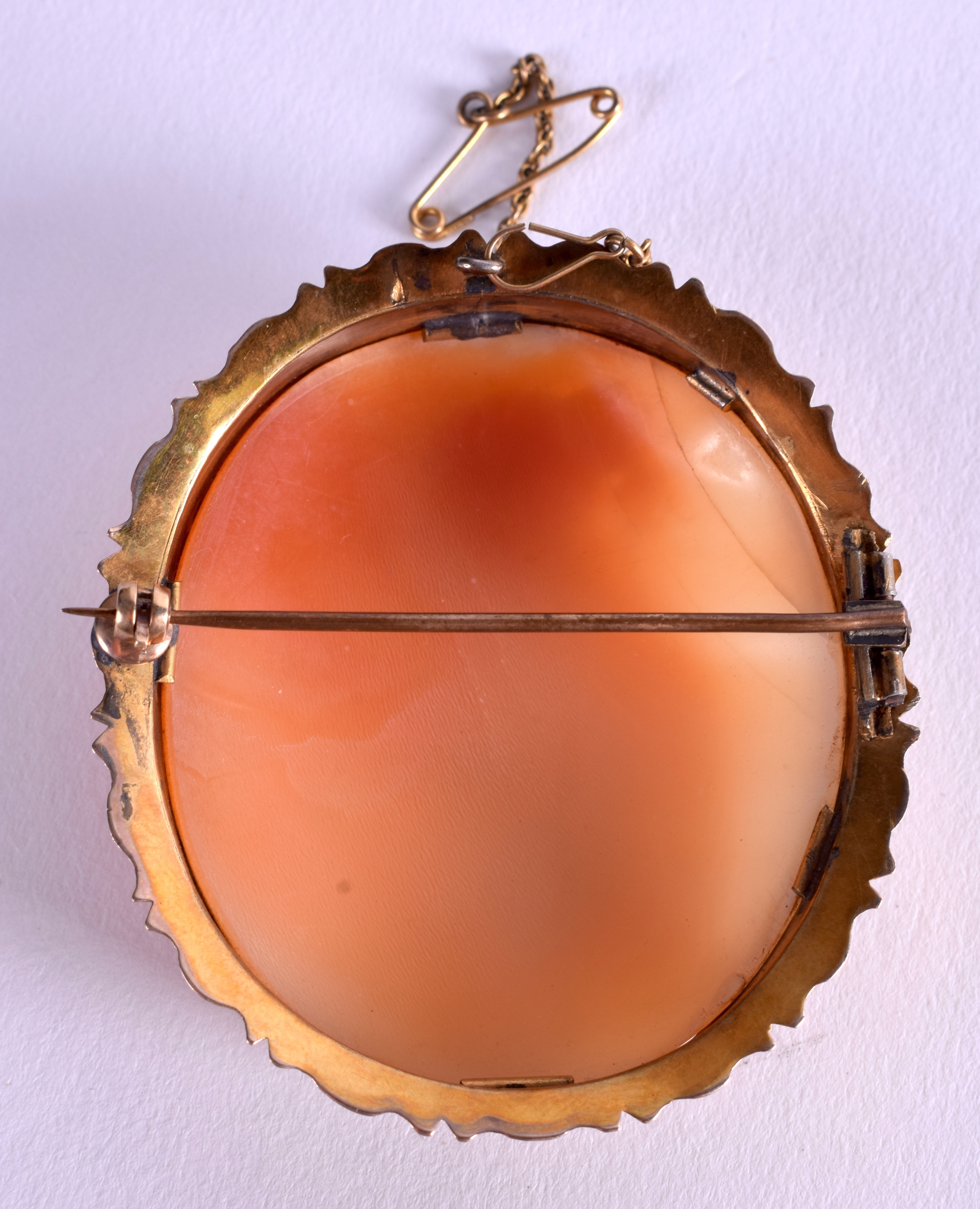 A 9CT GOLD CAMEO BROOCH. 5 cm x 5.5 cm. - Image 2 of 2