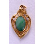 AN EARLY 20TH CENTURY CHINESE 24CT GOLD AND JADE PENDANT. 1.5 cm x 2.5 cm.