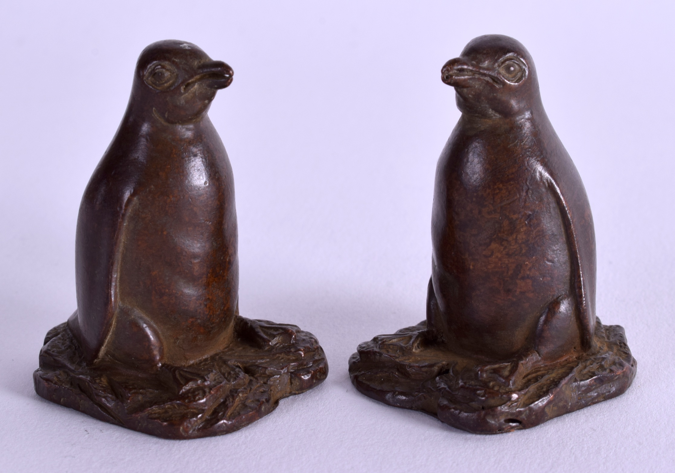 A PAIR OF JAPANESE BRONZE PENGUINS. 4.75 cm high.