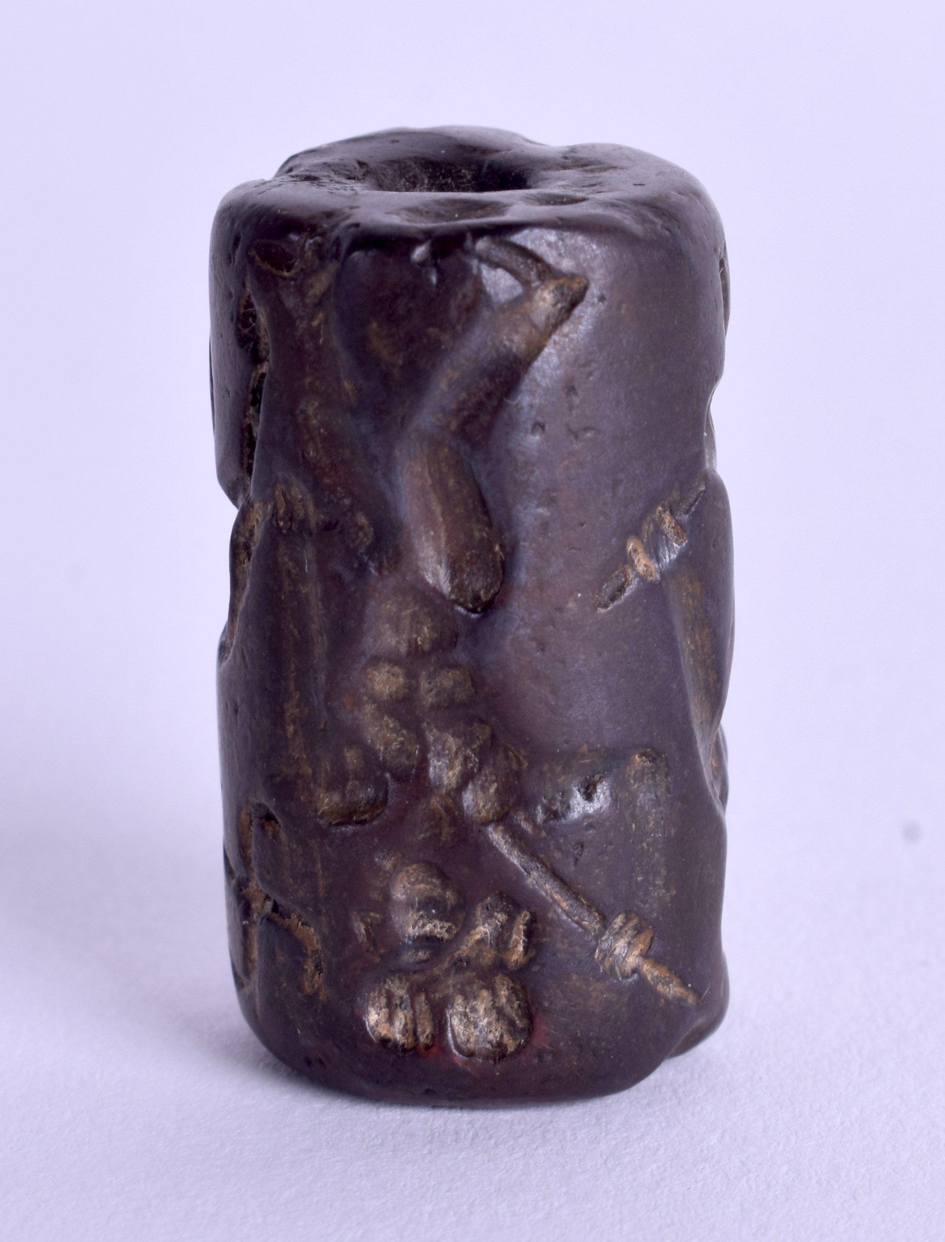 AN UNUSUAL CENTRAL ASIAN CARVED STONE TOGGLE. 2.75 cm high. - Image 2 of 4