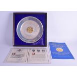 A LARGE SILVER COMMEMORATIVE QUEENS JUBILEE PLATE. 19.4 oz. 24 cm diameter.