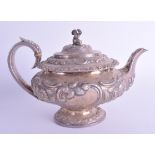 AN EARLY 19TH CENTURY SILVER TEAPOT AND COVER London 1826, with Chinese style finial. 28.5 oz. 26 cm