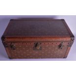 A FRENCH LOUIS VUITTON STYLE TRAVELLING CASE with unusual outer design. 62 cm x 30 cm x 35 cm.