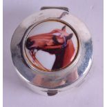 A SILVER HORSE PILL BOX. 2.5 cm wide.