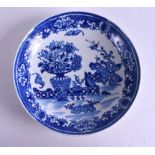 AN 18TH CENTURY CAUGHLEY BLUE AND WHITE SAUCER DISH decorated with bats and a urn of flowers. 16.5