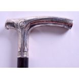 AN ART NOUVEAU CONTINENTAL SILVER WALKING CANE with stylised handle. 90 cm long.