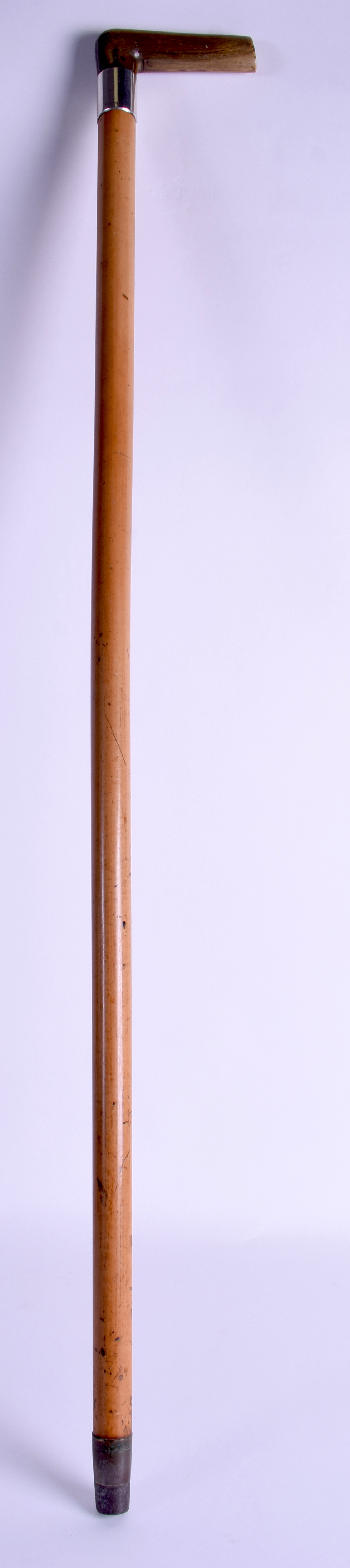AN ANTIQUE CARVED RHINOCEROS HORN HANDLED WALKING CANE of straight form. 88 cm long. - Image 3 of 3