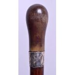 A 19TH CENTURY CARVED RHINOCEROS HORN HANDLED WALKING CANE. 84 cm long.